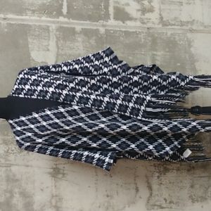 This That hounds tooth printed shawl